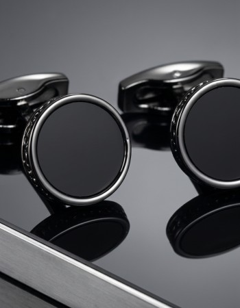 Round cufflinks with black stone and engraved edge