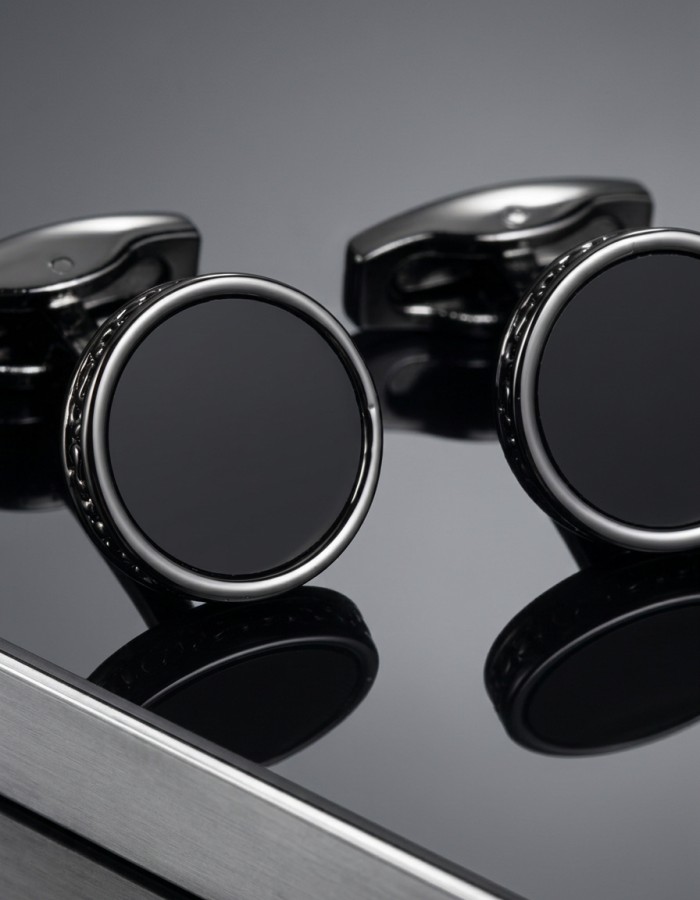 Round cufflinks with black stone and engraved edge